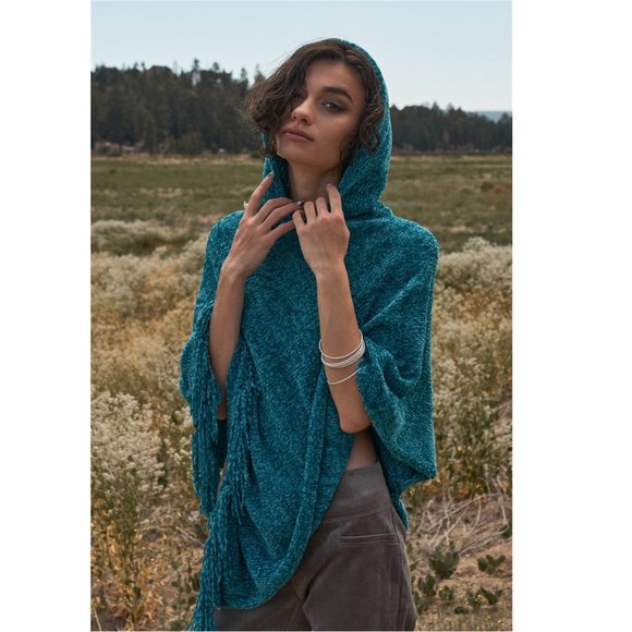Women's Poncho Teal Blue Chenille Knit Tassel Fringe Hooded Pinkilicious NWT - Picture 2 of 4